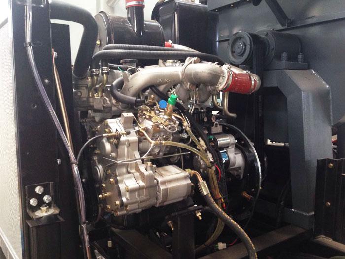 掃路車副發動機